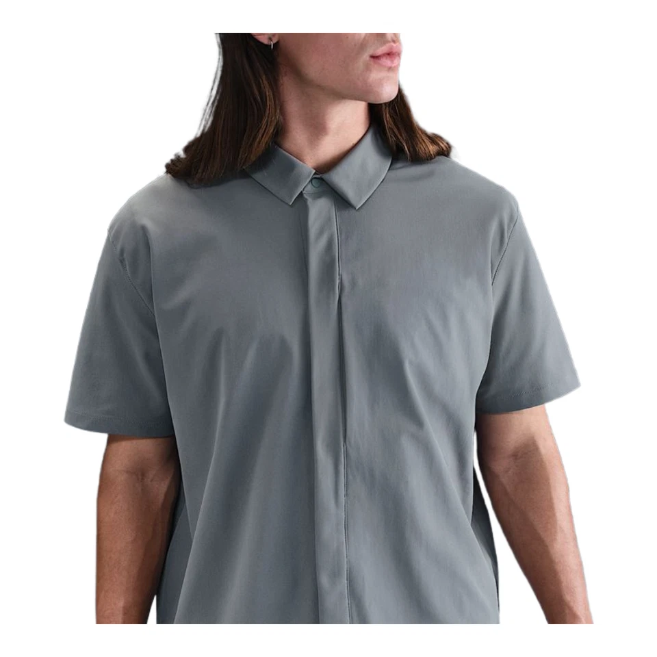 Camiseta a presión Nike 24.7 PerfectStretch Dri-FIT de manga corta para hombre (gris humo) Foto 1 de 1