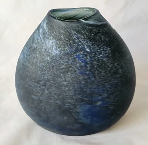 Lovely studio glass vase, initials of artist to base - Picture 1 of 11