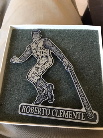 Giant Eagle Pittsburgh Pirates #21 Roberto Clemente Replica Statue 1994 w/ Box Cover