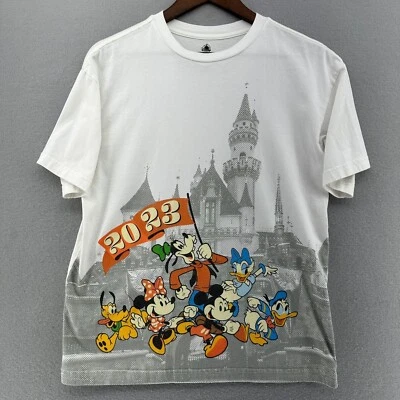 Camiseta Gráfica 2023 Disney Castle Mickey Mouse Personajes M Disneyland Parque Temático Foto 1 de 4