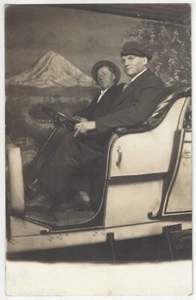 Foto real de utilería de estudio de 1912 - Telón de fondo del volcán St. Helens para hombres en auto y montaje - Imagen 1 de 2