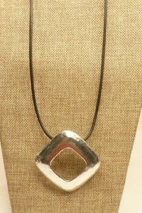 A62) Chico's 2-7/8" Tono Plata Colgante en Cuero Negro Cordón Collar - Imagen 1 de 6