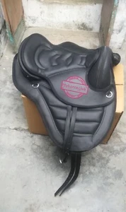 NEU Leichter Synthetik Barfuß baumloser Pferdesattel - schwarz mit Steigbügeln - Bild 1 von 6