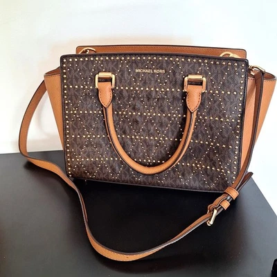 Bolsa satchel Michael Kors couro marrom pirâmide colcha cravejada Selma - Imagem 1 de 4