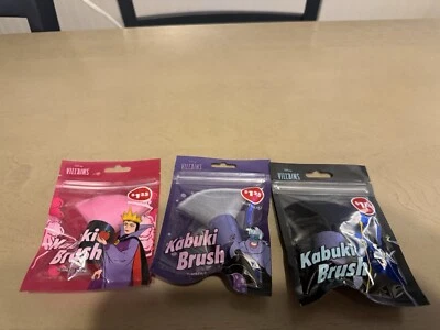 3 pinceles de maquillaje Kabuki villanos de Disney Reina Malvada, Úrsula y Maléfica Foto 1 de 4