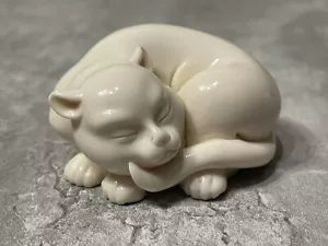 Franklin Mint Netsuke Cat Curio Cabinet Collection White Miniature Figurine - Picture 1 of 5