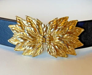 Cintura in pelle con fibbia foglia Mimi Di N tono oro dichiarazione principessa Niscemi vintage 1976 - Foto 1 di 9