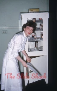 US Army Krankenschwester in Uniform Medizinschrank 50er Jahre roter Rand Kodachrome 35mm Dia - Bild 1 von 1
