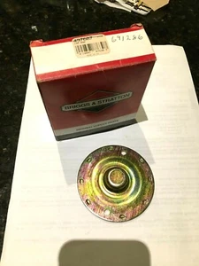 Briggs & Stratton Cap End # 691286-With Box-New Vintage Stock.Rep 497607-One. - Picture 1 of 2