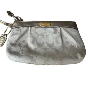 Polsino Coach plissettato beige firmato con pochette oro nuovo senza etichette - Foto 1 di 5