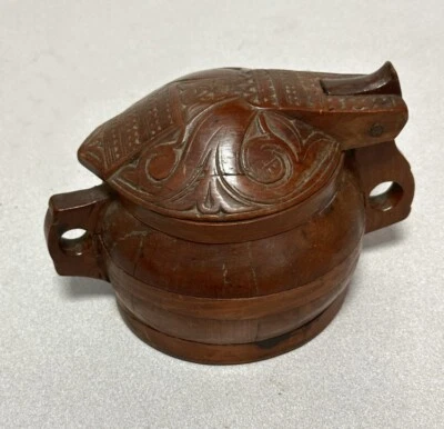 Caja de sal Continental Treen siglo XVIII tallada a mano forma de barril con tapa con bisagras Foto 1 de 4