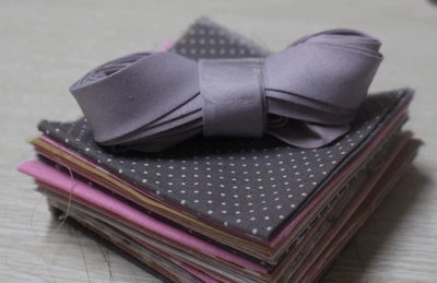 stoff paket patchwork baumwolle  ca 0,80 x1,00 m mit Einfassband in grau und ros - Bild 1 von 4