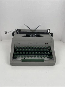 Vtg 1950's ROYAL Quiet De Luxe Typewriter w/ Original Tweed Hard Case - Picture 1 of 5