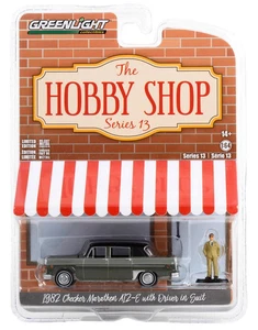 1:64 GREENLIGHT Hobby Shop 1982 Checker Marathon A12-E with Driver in Suit , Neu - Picture 1 of 1