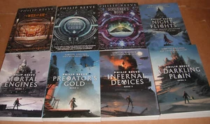 Mortal Engines 8 Book Collection by Philip Reeve Paperback - Foto 1 di 2