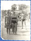 Piękna dziewczyna na plaży Strój kąpielowy Nagi tułów Zdjęcie vintage