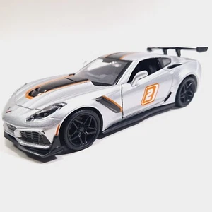 Showcast Chevy Camaro ZL1 2017 Chrome Silver Hardtop 1/24 G Scale Diecast Car - Picture 1 of 5