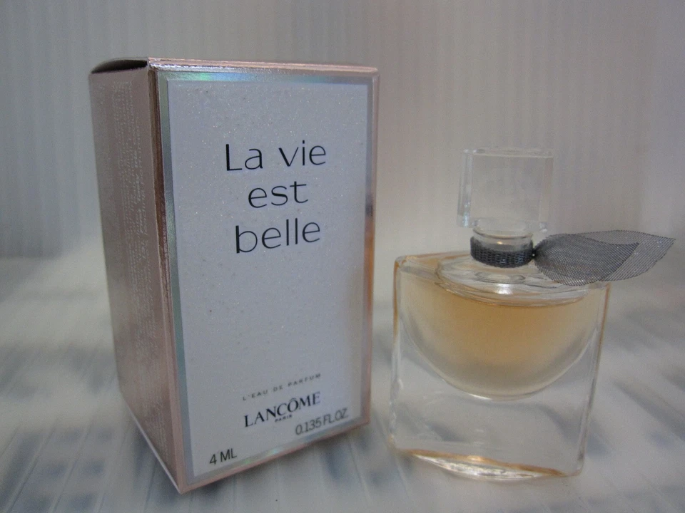 LA VIE EST BELLE por LANCOME 0,135 FL oz / 4 ml eau de parfum miniatura en caja Foto 1 de 1