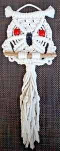 Eule auf Ast Wandbehang Makramee Boho Vintage Naturweiß handgefertigt Handarbeit - Bild 1 von 2