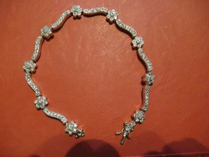 Pulsera de diamantes sintéticos margarita floral con eslabón plateado de 8" USADA 1X AL POR MENOR $69 - Imagen 1 de 6
