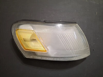 1993-1997 Toyota Corolla carcaça de seta dianteira para passageiros (OEM) - Imagem 1 de 4