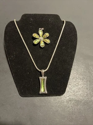 Colgantes de flor y peridoto abulón LIA SOPHIA tono plata con una cadena Foto 1 de 4