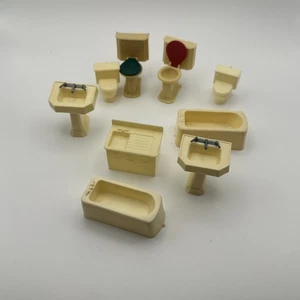 Mobili casa delle bambole vintage, lotto di 8 pezzi, beige, set bagno - Foto 1 di 9