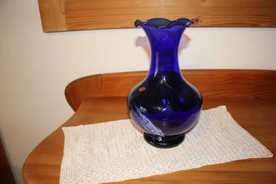 Blumenvase blau , Handarbeit --mit Wellenrand , mit Seidenrosen komplett - Bild 1 von 4