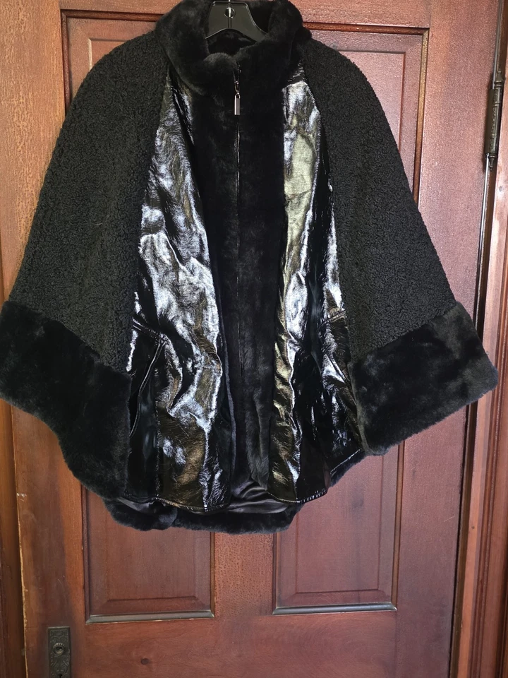 Abrigo con capa de piel sintética para mujer Adrienne Landau M/L negro estilo piel de oveja... Foto 1 de 4