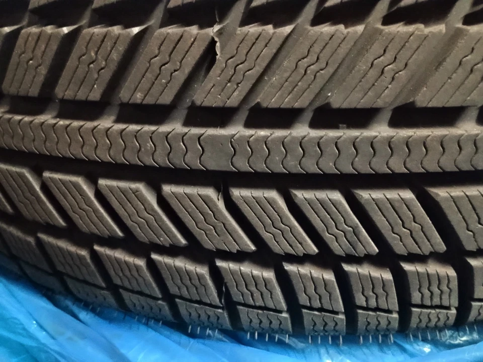 4 Winterreifen Syron Everest 215/55 R17 DOT 32/16 7-8 mm - Bild 1 von 4