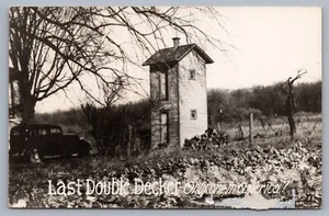Letztes Doppeldecker Plumpsklo nur eines in Amerika Außentoilette RPPC EKC J9 - Bild 1 von 3