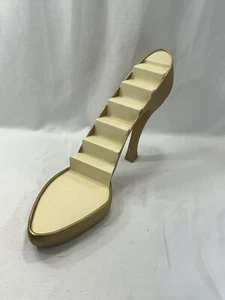 Espositore stiletto tacco alto gigante oro scarpa destra per miniature - Foto 1 di 19