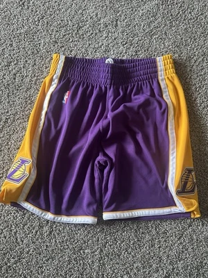 Pantalones Cortos Mitchell & Ness Auténticos NBA Los Angeles Lakers (2008-09) 44 (L) Púrpura Foto 1 de 4
