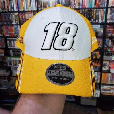 NUEVO Kyle Busch #18 New Era 9FORTY Gorra Gorra NASCAR Ajustable Snapback M&Ms Nuevo con Etiquetas Foto 1 de 4