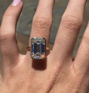 Anillo de compromiso bissanita 5 TCW corte esmeralda D/VVS1 chapado en oro amarillo 14K - Imagen 1 de 8