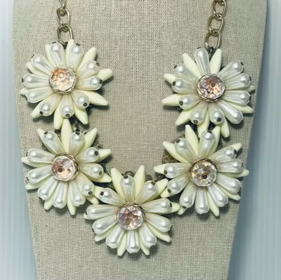 Grueso 5 Flores Grandes Blanco Imitación Perla Collar Audaz Maximalista Boda De Colección Foto 1 de 4