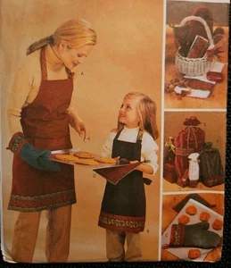 Butterick 3983 Holiday XMAS Apron Gift & Bottle Bag Mitts & Pot Holders UNCUT FF - Picture 1 of 9