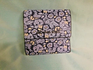 CARTERA MUJER MICHAEL KORS JET SET TRIPLE AZUL FLORAL 4 1/4 X 4 1/12 IN. NUEVO - Imagen 1 de 7