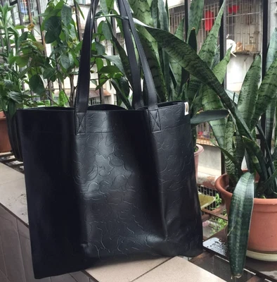 Сумка с короткими ручками 2025 BAPE A Bathing Ape кожаная - черная камуфляжная сумка с тиснением SMR эксклюзивная - Изображение 1 из 4