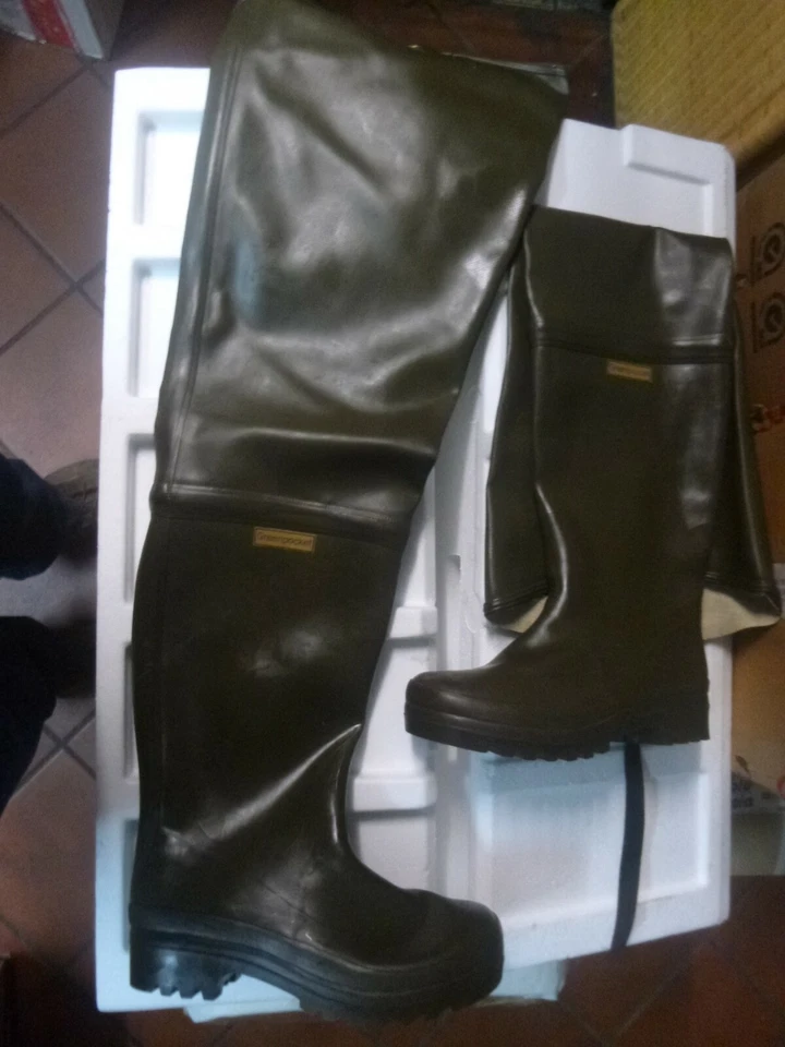 UN PAR BOTAS DE PESCA ALTA GREENPOCKET Nº 41, 42 ó 44 Y SOPORTE PARED BOTAS . - Imagen 1 de 3