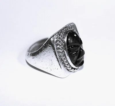 Cara de Isla de Pascua en ónix negro conjunto en una montura de cuerda de plata de ley talla 11 Foto 1 de 4