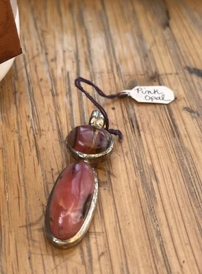 Colgante hecho a mano de ópalo rosa Foto 1 de 4