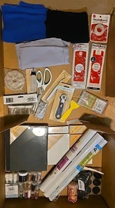 Gemischtes Set verschiedene Kunsthandwerksbedarf Glitzerwerkzeuge Leinwand trocken abwischbar + mehr - Bild 1 von 9