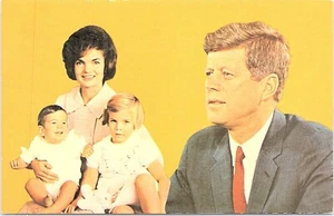 Postal del presidente John F. Kennedy y la familia Jacqueline, Caroline y John Jr. - Imagen 1 de 2