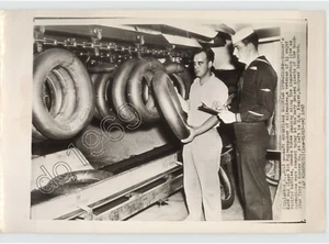 Foto de prensa 1943 de la Marina de los Estados Unidos supervisa GOODYEAR operaciones de goma y neumáticos - Imagen 1 de 2