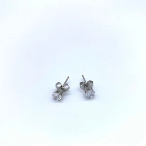 4mm Acero Inoxidable Moda Cúbico Circonio Pendientes Famosos Joyería - Imagen 1 de 7
