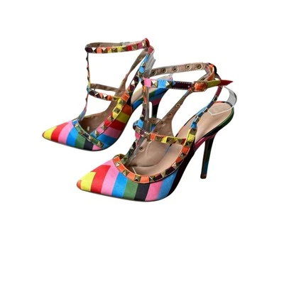 Zapatos de salón Wild Diva a rayas con tachuelas de tacón alto punta en punta talla 5,5 Rainbow Pride usados en excelente estado Foto 1 de 4