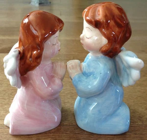 Adorables agitadores de sal y pimienta ángeles de oración nuevos en caja ¡muy dulces! - Imagen 1 de 5