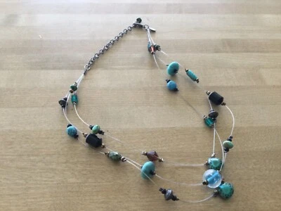 Cuentas flotantes de vidrio turquesa sintético Chico's de 3 hilos. Usado Foto 1 de 4