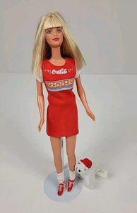 Mattel Coca Cola Party Barbie - 1998 mit Mini Coca Cola Bär & Puppenständer - Bild 1 von 13